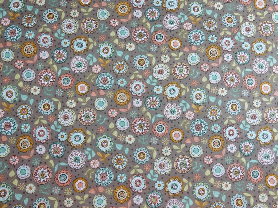Patchworkstoff aus der Serie Doodle Days mit bunten Kreisen und Blumen auf taupe farbenen Untergrund von Makower.
